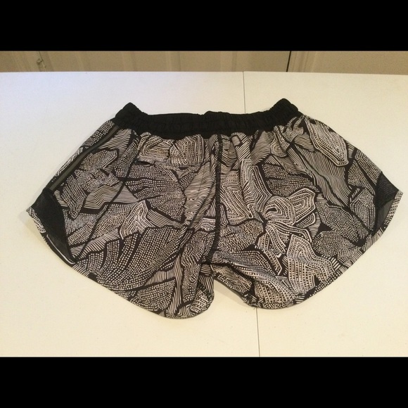 Lululemon Hotty Hot Long Dottie Tribe Black White Shorts. Size 4 - Picture 3 of 6